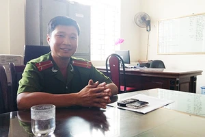 Công an cho lái xe vay tiền đóng phí