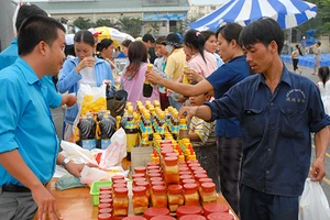 Nghịch lý: công nhân nơm nớp lo lương tăng