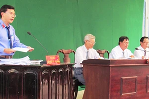 Cấm kiểm sát viên ngáp, dùng điện thoại... khi ngồi tòa