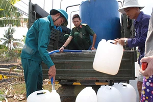 Bộ đội chở nước miễn phí về vùng hạn giúp dân