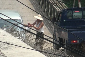 7 năm xây chưa xong 200 m cầu, còn đi thu phí ‘lụi’
