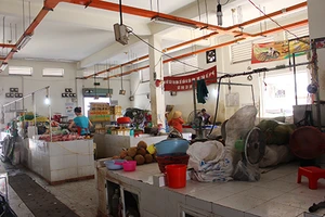 Chợ tự phát lấn át chợ Văn Thánh