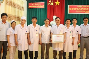 Khen thưởng bốn bác sĩ, điều dưỡng hiến máu cứu bệnh nhân bị trâu húc