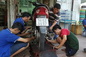 Tiệm sửa xe kỳ lạ giữa Sài Gòn