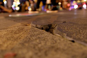 Nắp hầm kỹ thuật phố đi bộ Nguyễn Huệ hư hỏng hàng loạt