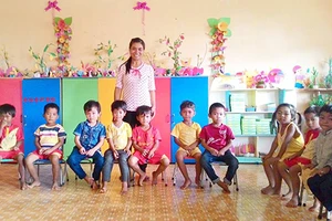 Cô giáo trích lương vận động trẻ đến lớp 