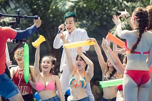 Mặc bikini hát bolero, được không?