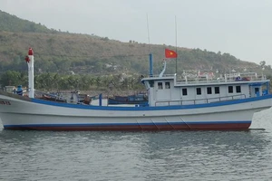 Tặng tàu cá 55.000 USD cho ngư dân bị tàu lạ đâm chìm