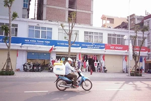 ‘Đồng phục’ biển hiệu ở Hà Nội: Không ổn!