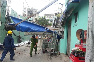 Cần cẩu ‘lụi’ đè bẹp trường mầm non