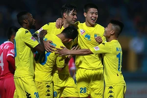 Hà Nội T&T phất cờ