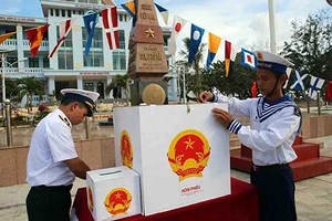 Cử tri ở Trường Sa và các xã vùng biên Tây Bắc nô nức đi bầu cử sớm