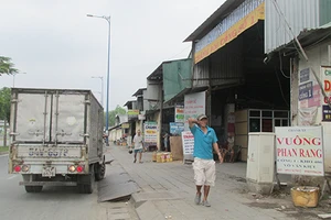 ‘Cò’ dắt xe tải ‘vô tư’ chạy trong giờ cấm