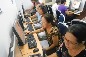 Người già Sài Gòn háo hức đi học Internet