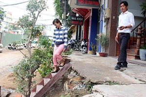 Nhà dân trồi, sụt theo nền đường