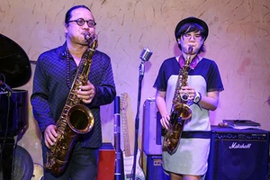 Trần Mạnh Tuấn và con gái trình diễn tại liên hoan nhạc jazz