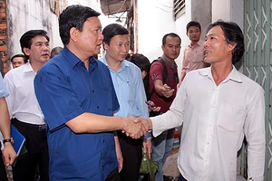 Bí thư Thăng: ‘Tất cả người dân trên kênh phải có nhà mới’