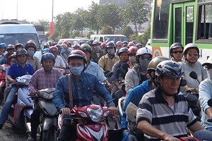 Đường ra cảng Hiệp Phước bị tắc do kẹt xe