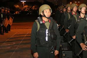 100 đặc nhiệm tinh nhuệ vây quanh ông Obama