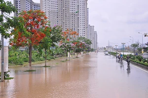 Cao ốc Hà Nội vẫn ngập trong biển nước