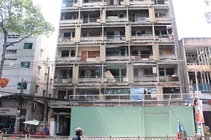 Tháo dỡ gấp chung cư ‘ma’ sau chỉ đạo của Bí thư Thăng