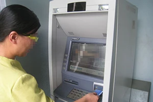 Bị lấy cả chục triệu đồng vì kẹt thẻ ATM 