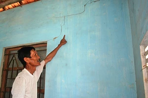 Làm đường cao tốc gây nứt nhà dân