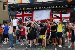 Đã lo khủng bố lại còn phải chống hooligan