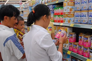 Đã đến lúc phải bỏ 'bàn tay thép' áp trần giá sữa ?