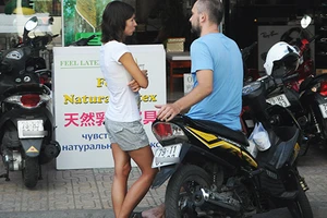 Khách ngoại chạy xe máy tung hoành ở Nha Trang 