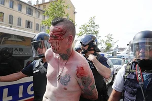 Có một cuộc chiến ngoài sân cỏ