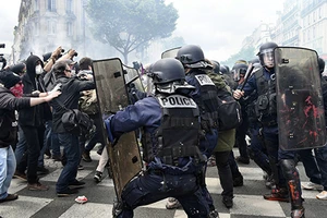 Hàng trăm người biểu tình đập phá tại Paris