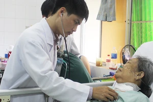 Mổ lấy khối u hơn 1 kg ở cổ cụ bà 78 tuổi