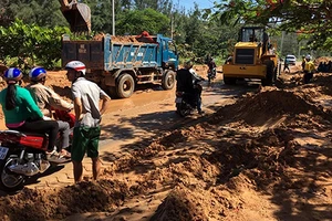 Hồ titan vỡ, nhuộm đỏ biển Bình Thuận