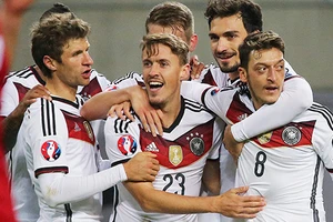 ‘Ý gây ấn tượng mạnh, Đức sáng cửa vô địch’