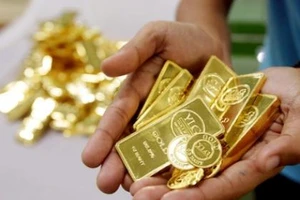 Giá vàng tiếp tục lao dốc