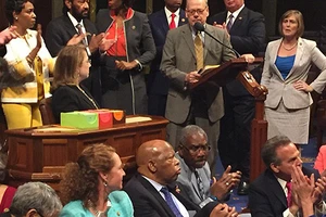 Mỹ: Nghị sĩ đảng Dân chủ biểu tình ngồi lì đòi sửa luật sử dụng súng