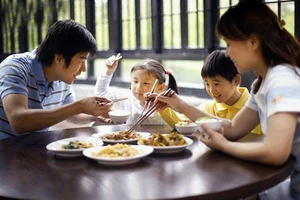 Ngày gia đình Việt Nam: Đàn ông ở phố chăm con