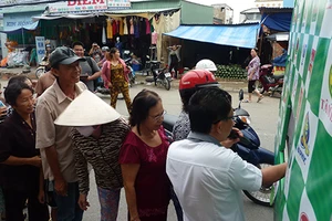 Người dân háo hức đợi quà từ ‘Chuyến xe bất ngờ’