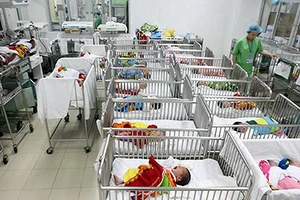 Hai gia đình đổi con sau bốn năm bị trao nhầm