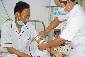 Mang máy lọc thận xuống gần nhà bệnh nhân