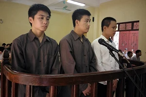 Phạt tù 3 kẻ 'chém nhà báo cho bõ tức'