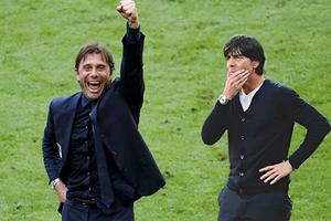 Hàng thủ hay nhất thách thức hàng công mạnh nhất