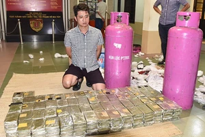 ‘Trùm’ 490 bánh heroin trong bình gas còn nhởn nhơ