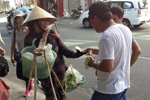 Khách Trung Quốc giật nón chị bán chuối