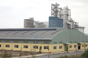 Nhà máy giấy 2.000 tỉ ‘trùm mền’, người dân ôm nợ