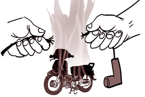 Giật dây bugi xe máy trên vũng xăng