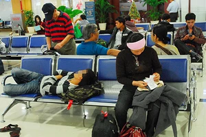 Nhiều khách đi máy bay hành xử như... đi tàu chợ!