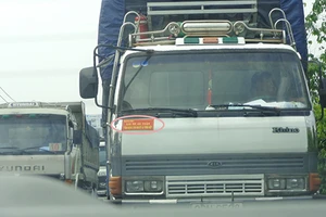 Tranh cãi việc buộc xe khách gắn khẩu hiệu “Tính mạng con người là trên hết”