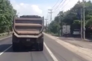 Ức chế vì ‘xe rùa’ trên quốc lộ 20 